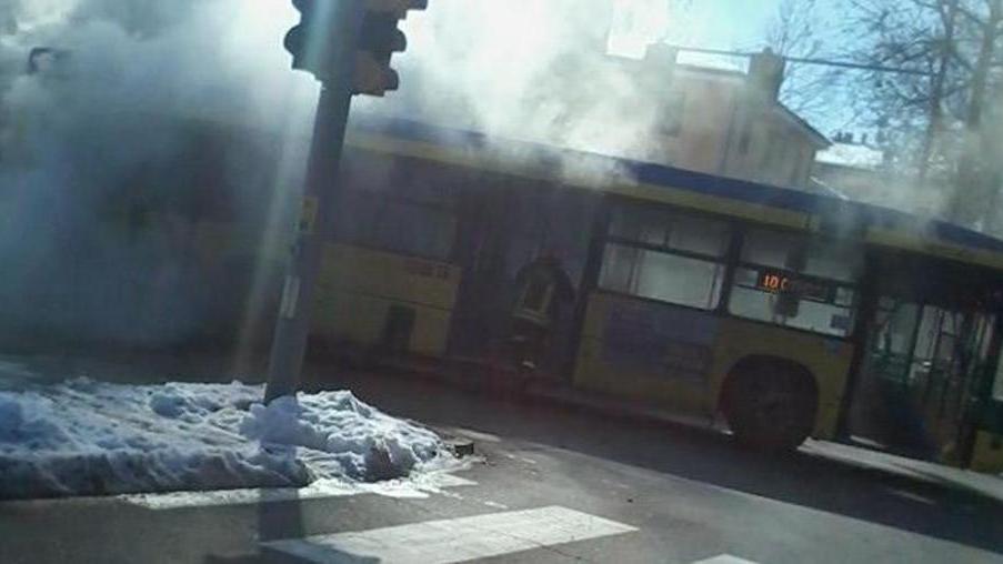 A fuoco un altro bus: scatta la revisione