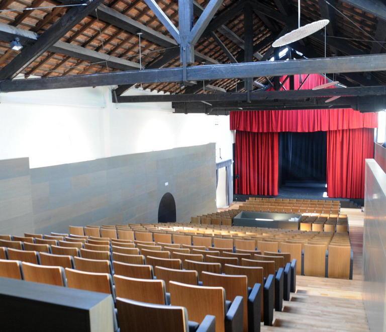 L'interno del teatro della Leopolada realizzato nell'ex fonderia Ilva (foto Giorgio)
