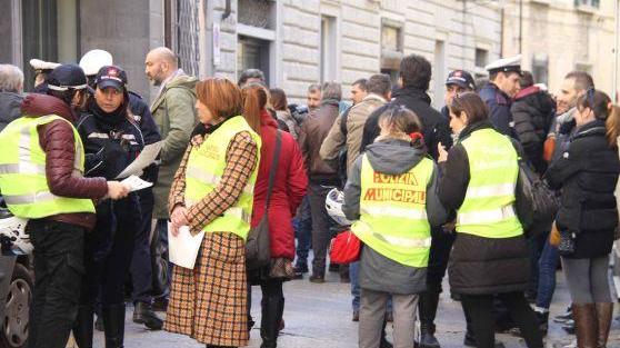 La protesta della Polizia municipale davanti alla prefettura