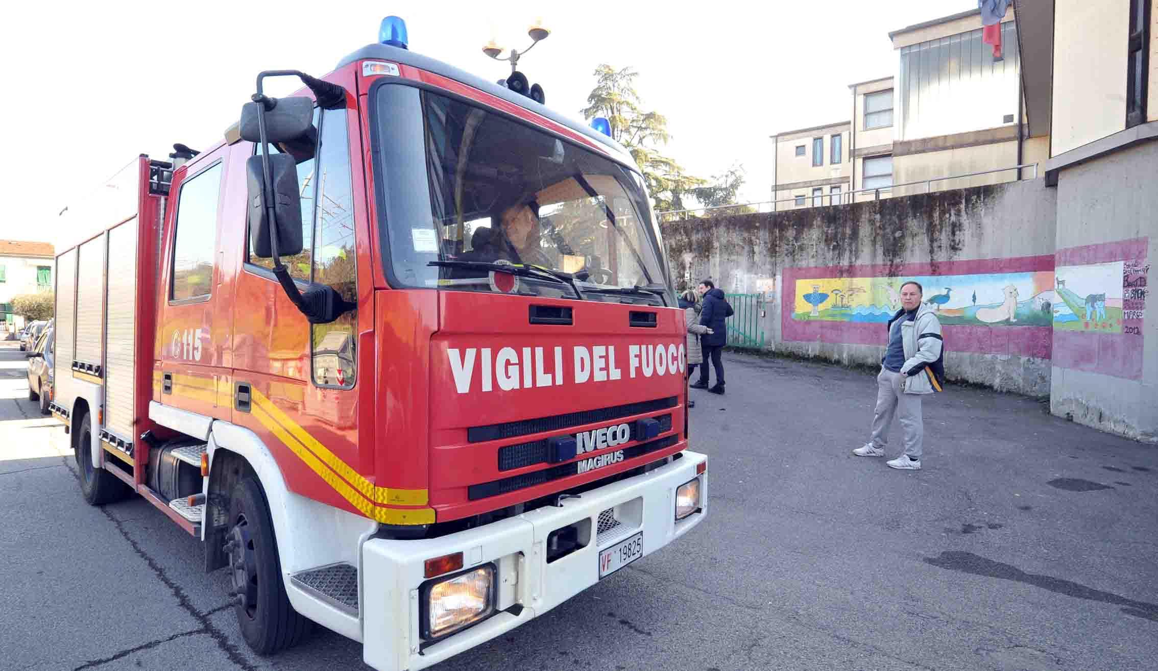 I vigili del fuoco davanti alla scuola Raffaello di via Calamandrei (foto Gori)