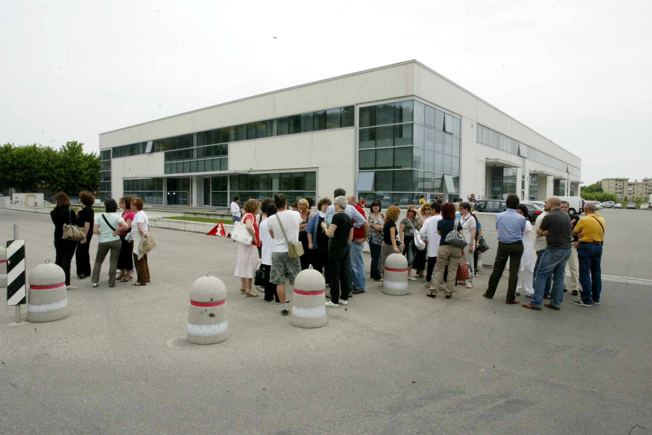 Una manifestazione di fronte allo stabilimento di Vinci