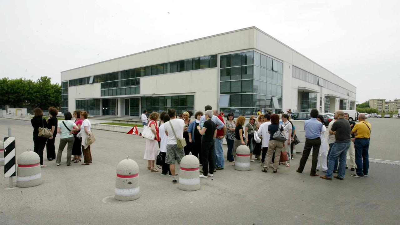 Una manifestazione di fronte allo stabilimento di Vinci