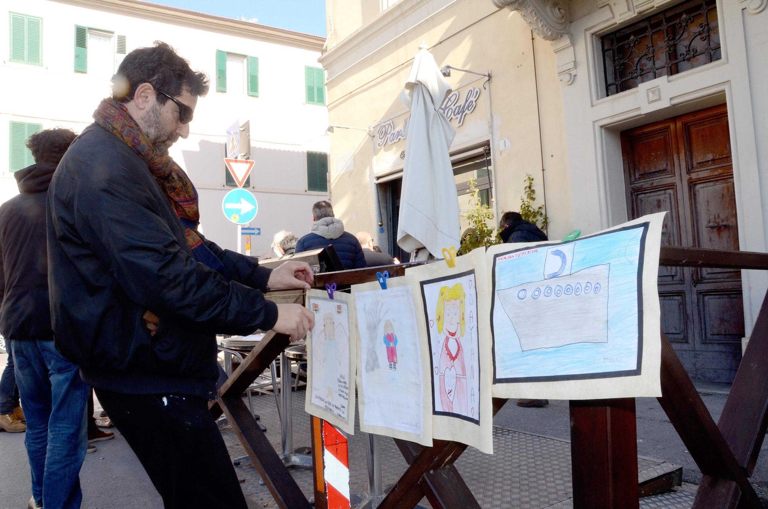 Angelo Taravella con i disegni dei bambini dedicati a Dayana, fuori dal teatro Moderno (foto Bf)