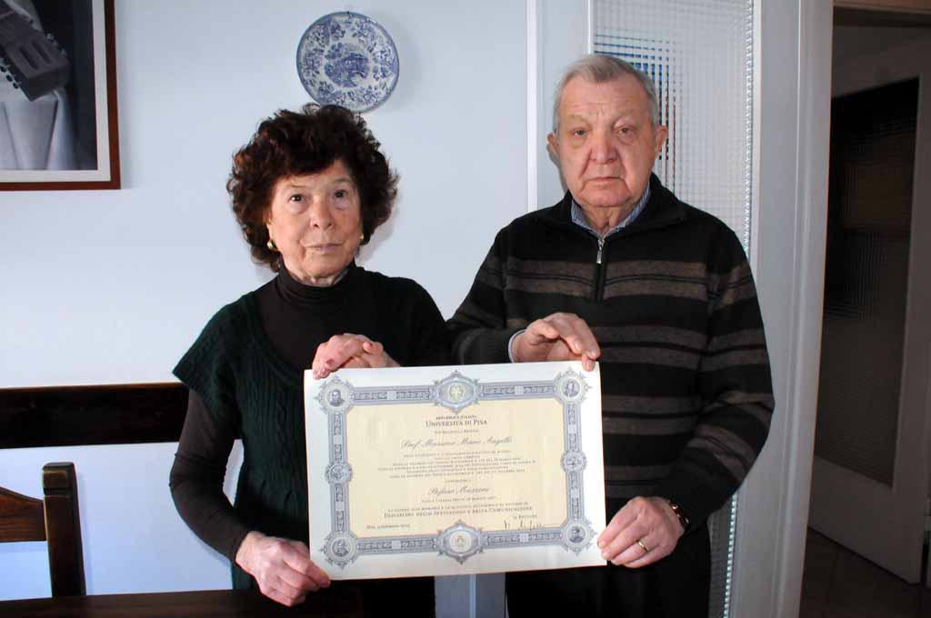 La laurea a Stefano Mazzoni mostrata dai genitori