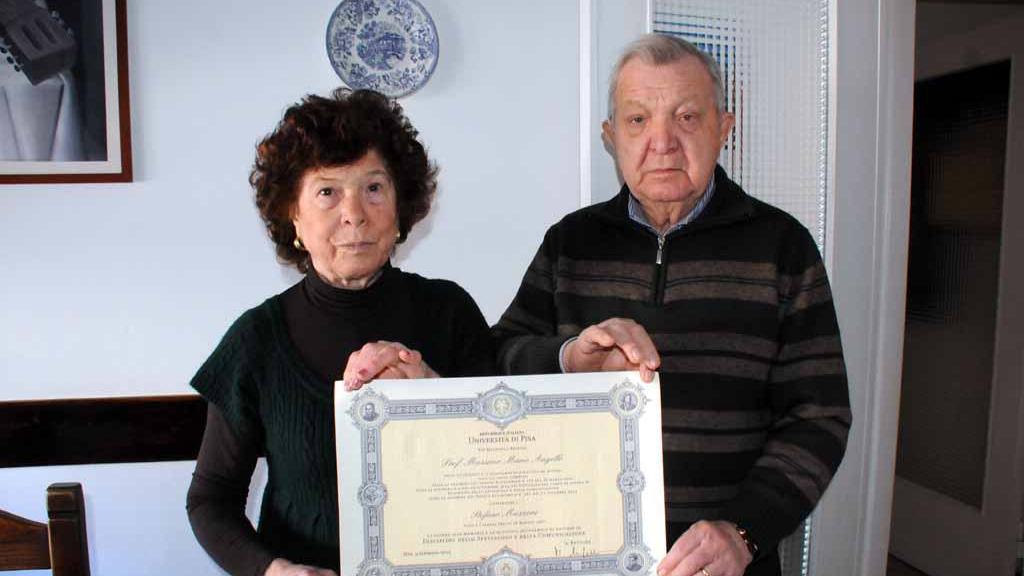 La laurea a Stefano Mazzoni mostrata dai genitori