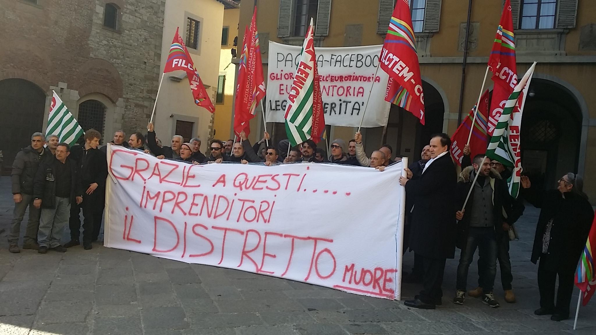 Il presidio in piazza del Comune