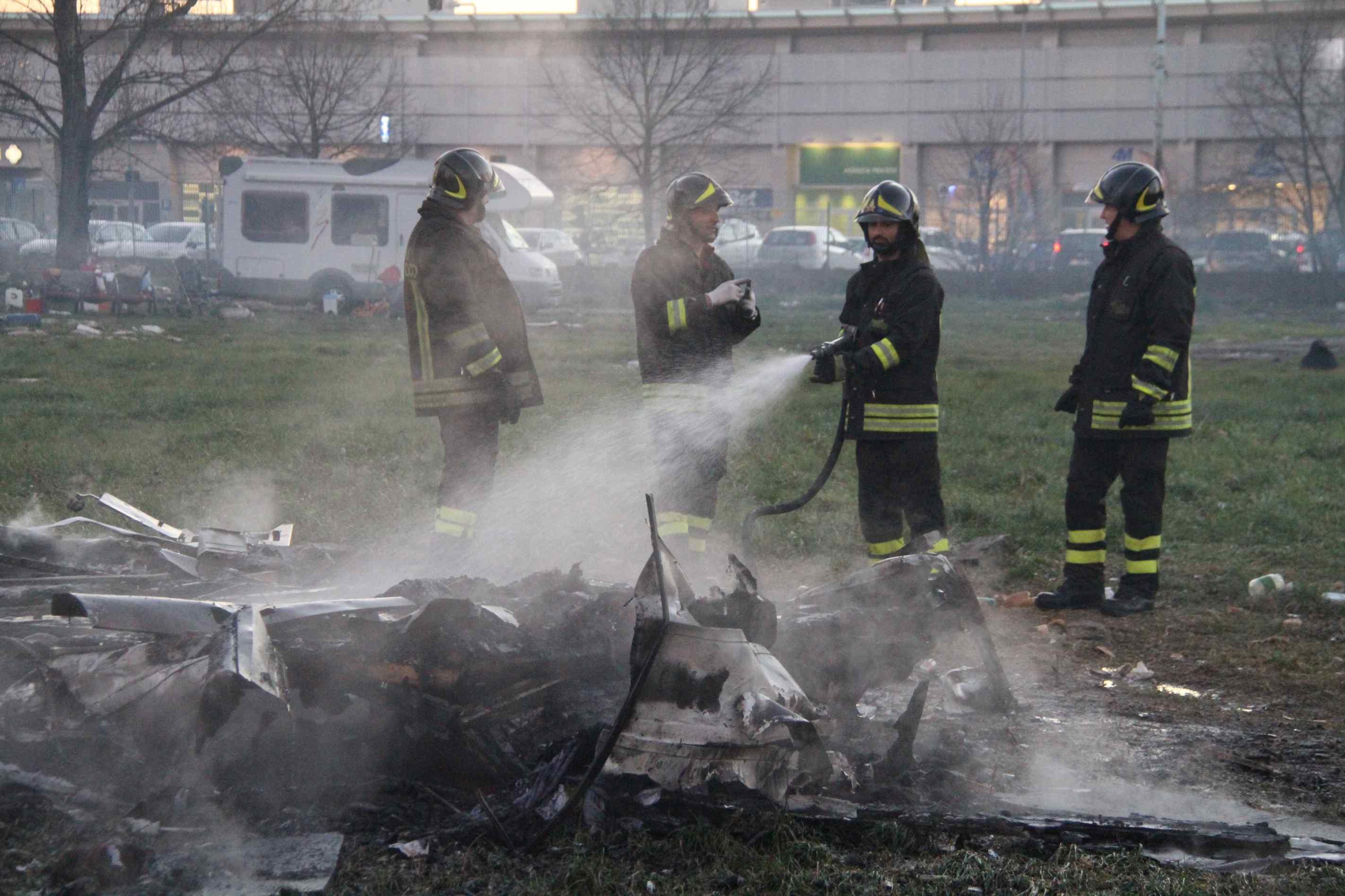 Quello che resta dalla roulotte dopo l'incendio