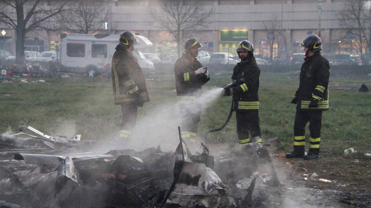 Quello che resta dalla roulotte dopo l'incendio