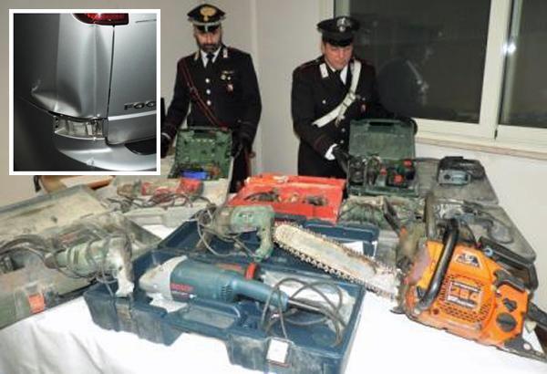 I carabinieri con il materiale edile sequestrato e, nel riquadro, il fanale dell'auto rotto