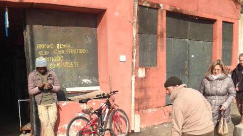 Ulivieri mentre spala la rena che si è accumulata sulla passeggiata