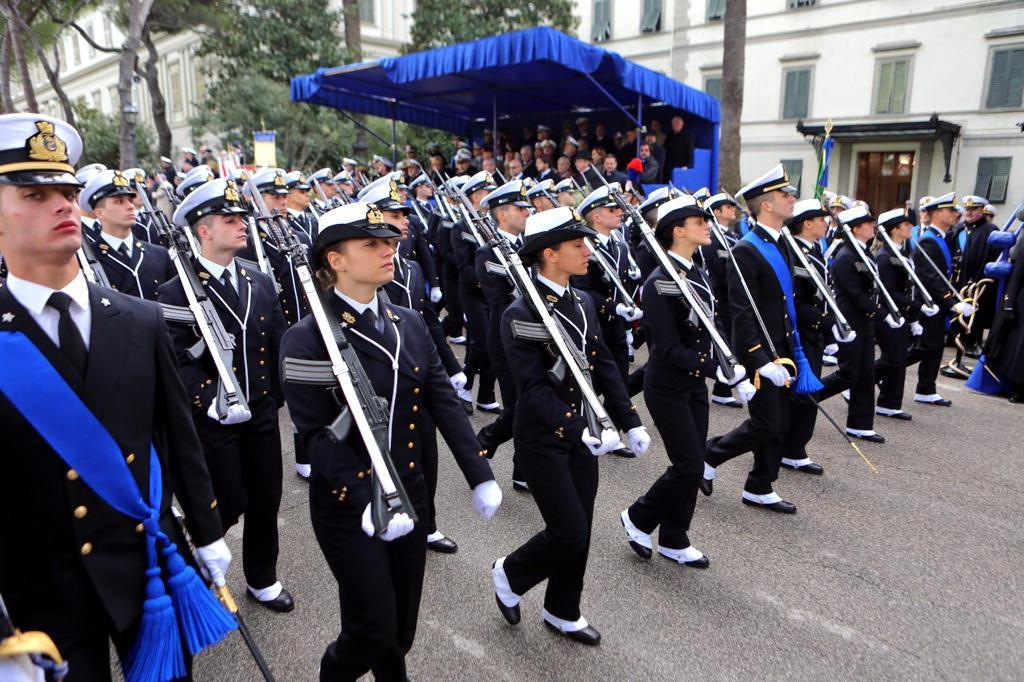 Sfilano i cadetti dell'Accademia Navale
