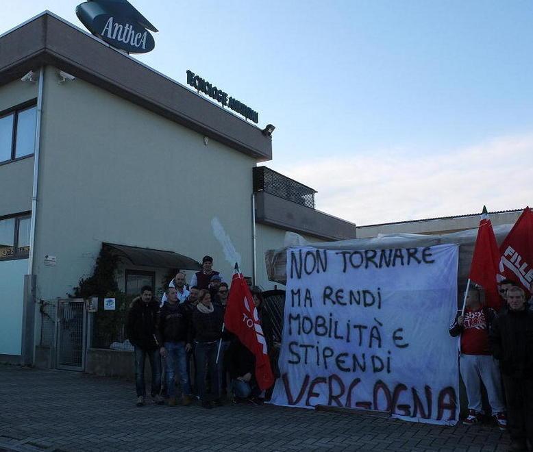 Presidio davanti alla Anthea: «Dateci almeno la mobilità» 