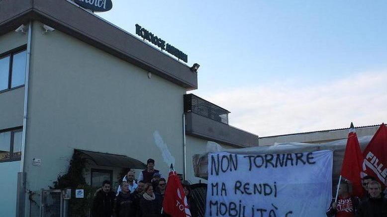 Presidio davanti alla Anthea: «Dateci almeno la mobilità»