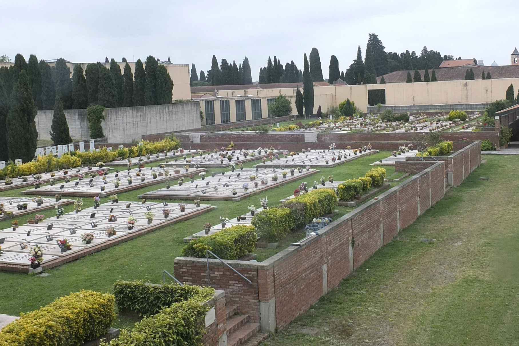 Il cimitero di via Pietrasantina