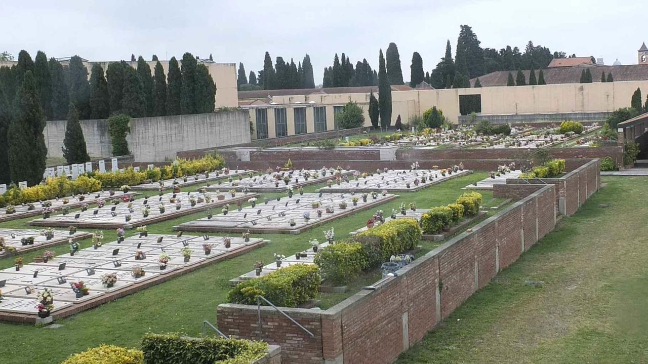Il cimitero di via Pietrasantina
