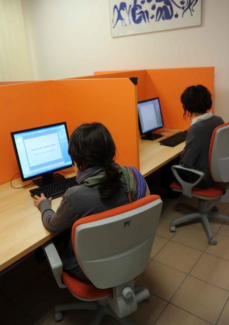 Operatrici al lavoro nella sede del Telefono Charlie