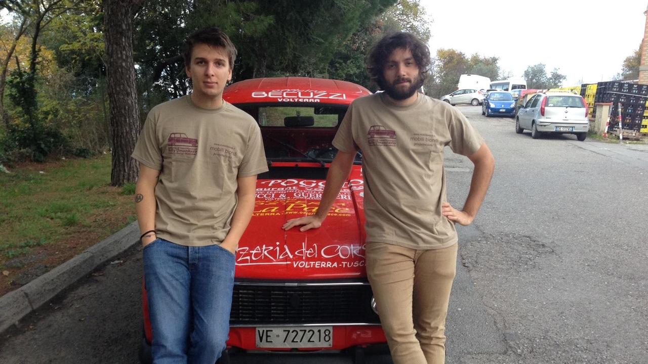 Stefano Iozzi e Lorenzo Meniconi con la loro R4 rossa