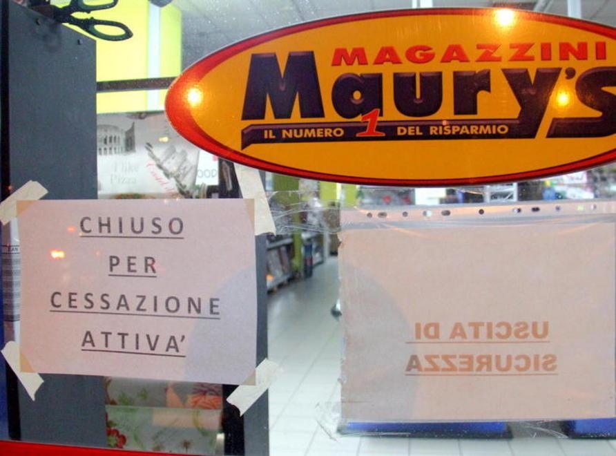 Il messaggio sulla vetrina di Maury's che comunica la chiusura (Marzi)
