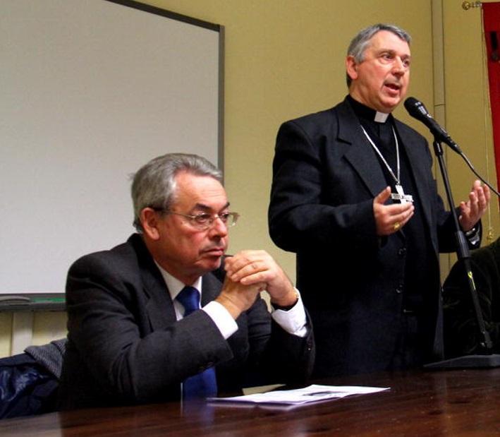 L'intervento del vescovo Giusti all'assemblea della Misericordia di via Verdi. In primo piano Domenico Mannino confermato commissario (Marzi Pentafoto)