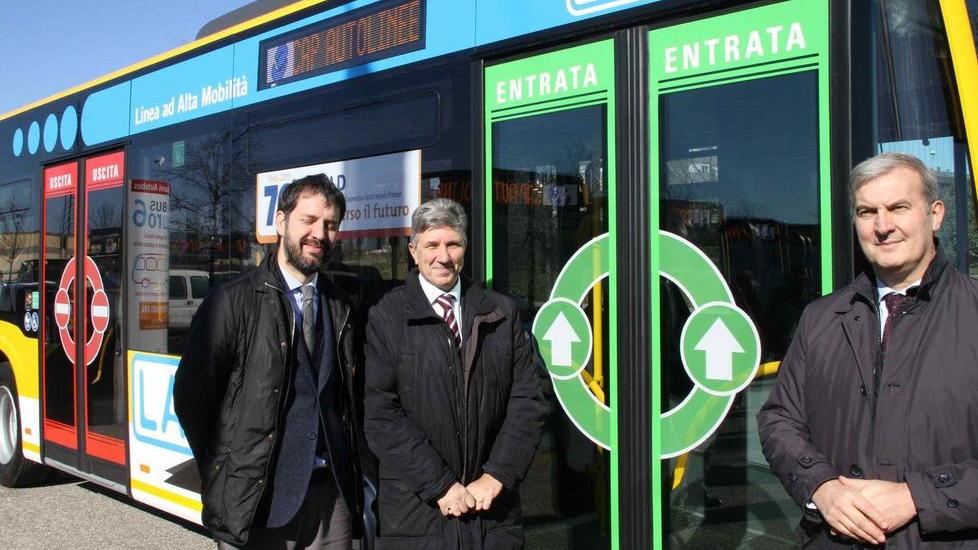 La Cap guarda al futuro Inaugurati bus ecologici