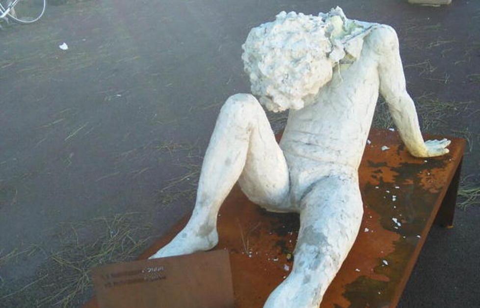 Decapitata l’opera dedicata a Valenti