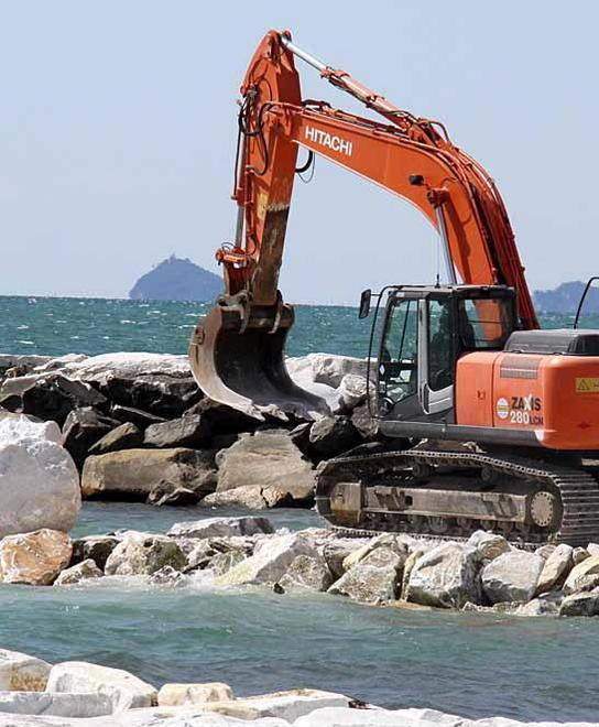 Erosione, esposto da Forte Massa contrattacca