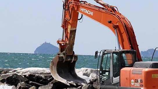 Erosione, esposto da Forte Massa contrattacca
