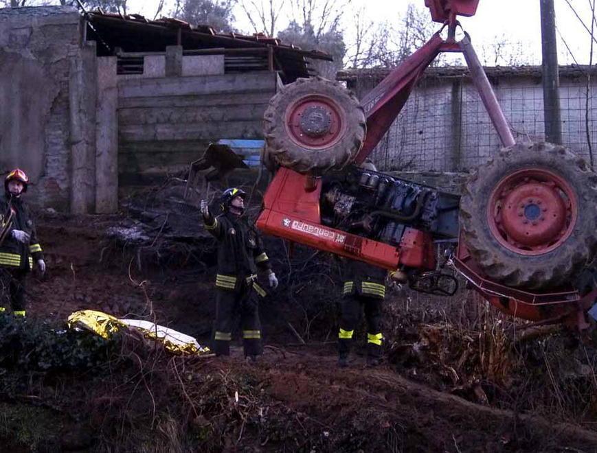 Muore schiacciato sotto il trattore 