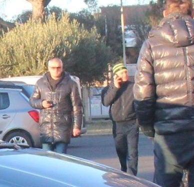E un residente blocca il passaggio con la sua auto