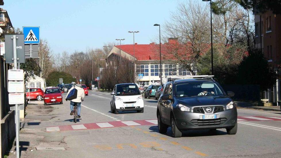 Auto causa incidente e poi scappa