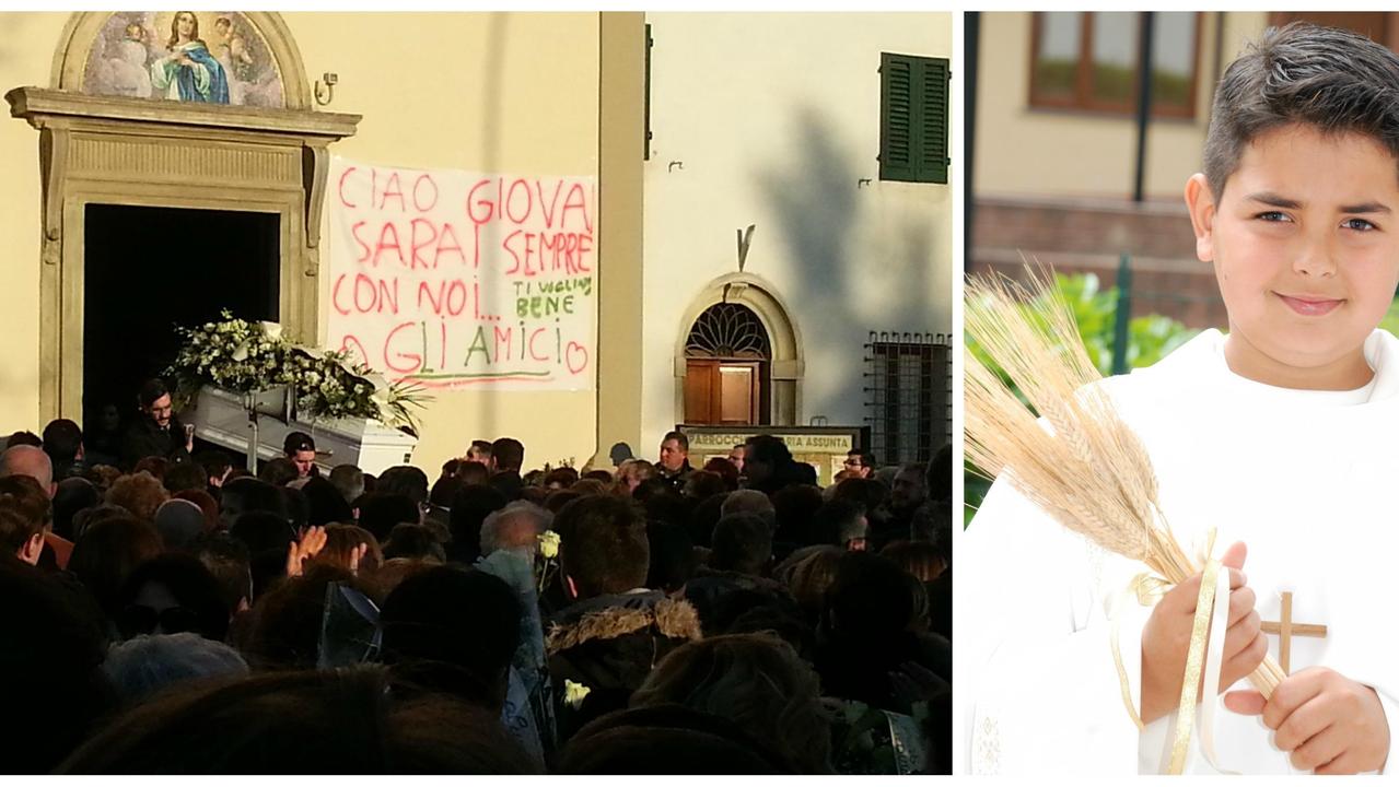 Giovanni Locci e l'uscita della bara dalla chiesa di Bassa