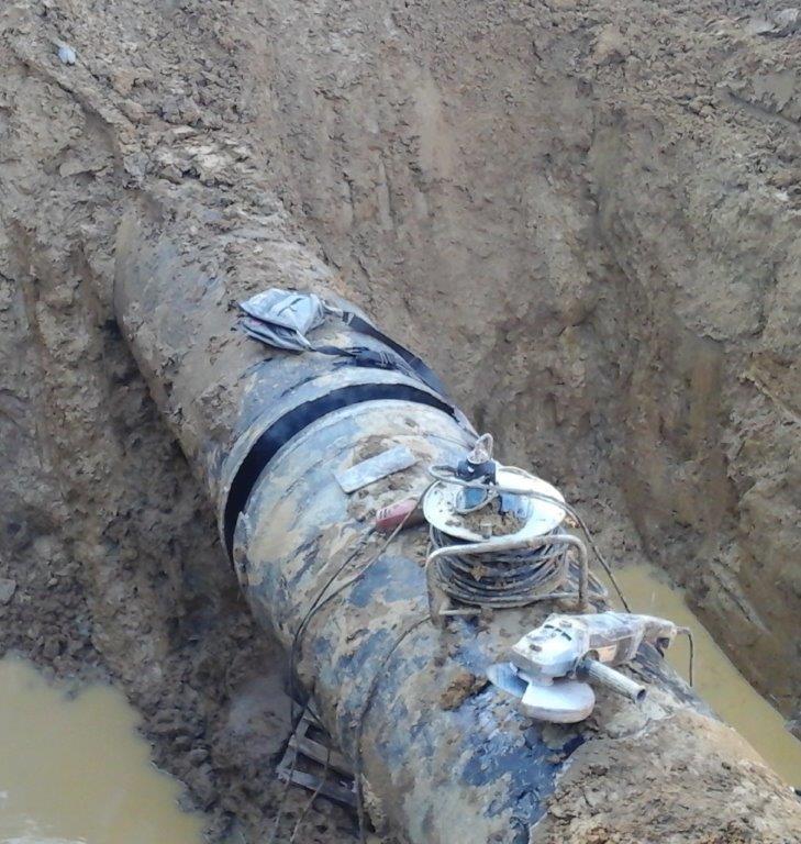 Un tratto di dorsale rotta e riparata da Acquedotto del Fiora