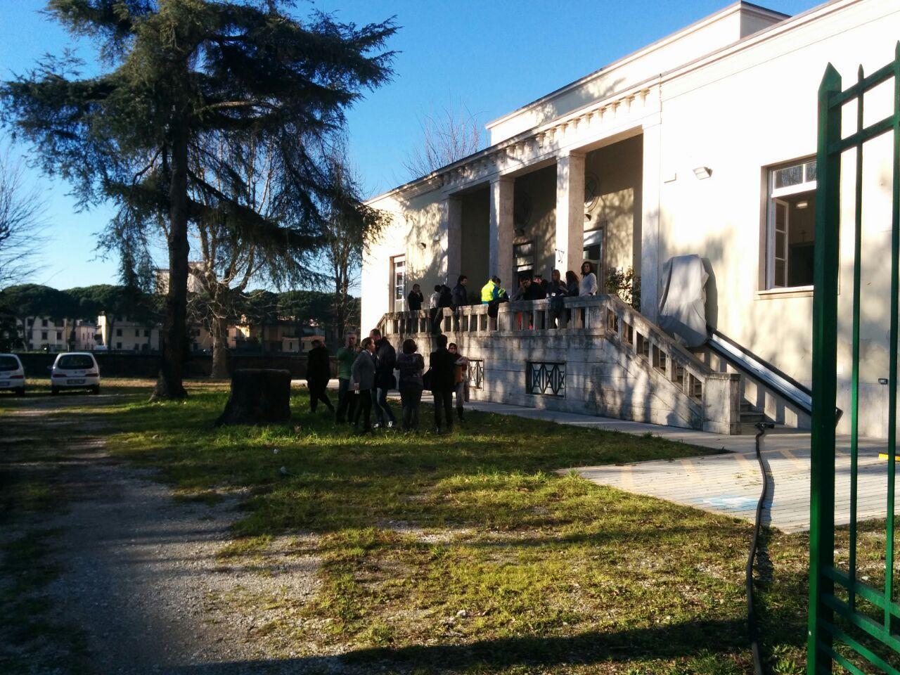 L'arrivo dei soccorsi al Sert di via Barzino a Empoli (Foto Agenzia Carlo Sestini)