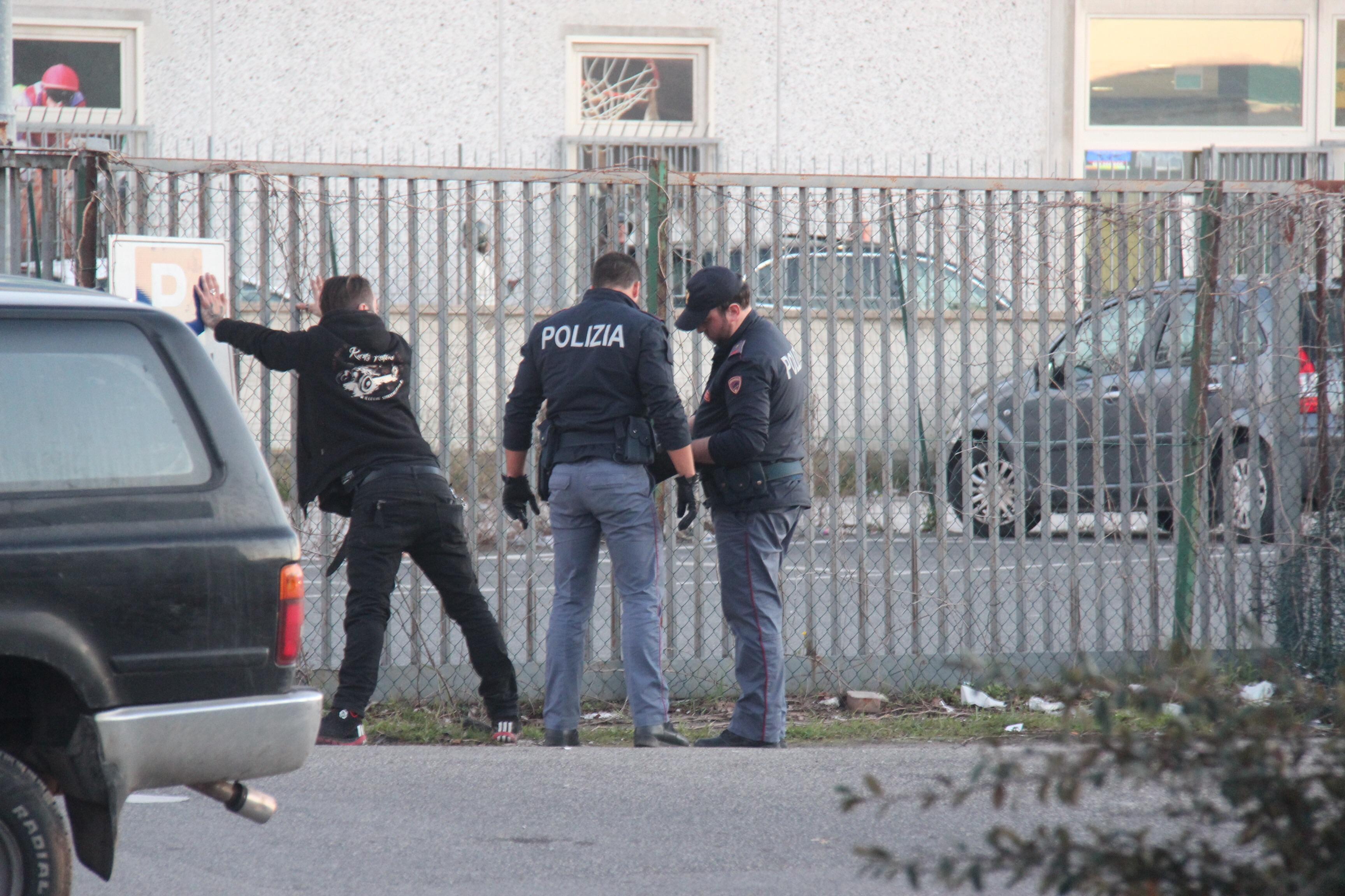 Una delle persone fermate dalla polizia in via Firenze (foto Vincenzoni) 