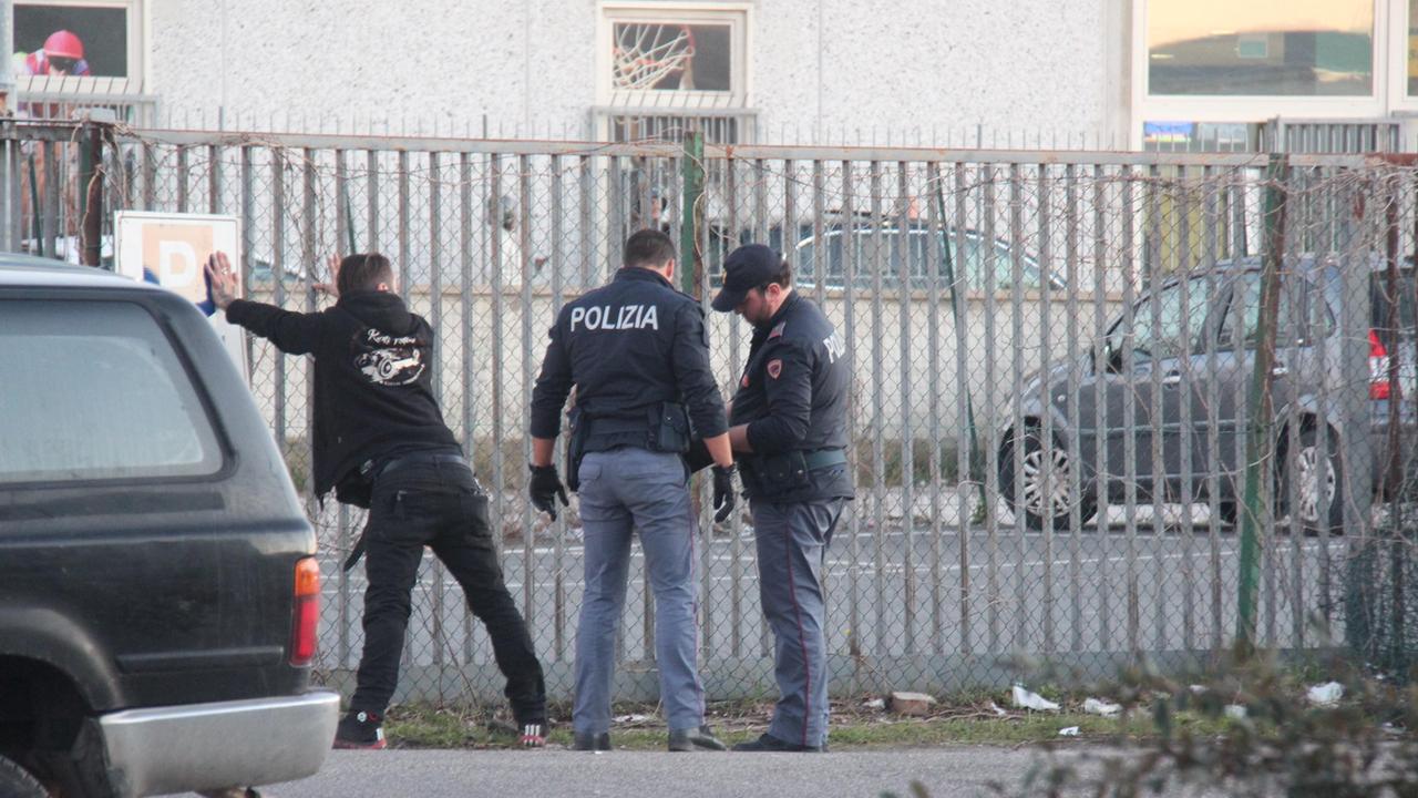 Una delle persone fermate dalla polizia in via Firenze (foto Vincenzoni)