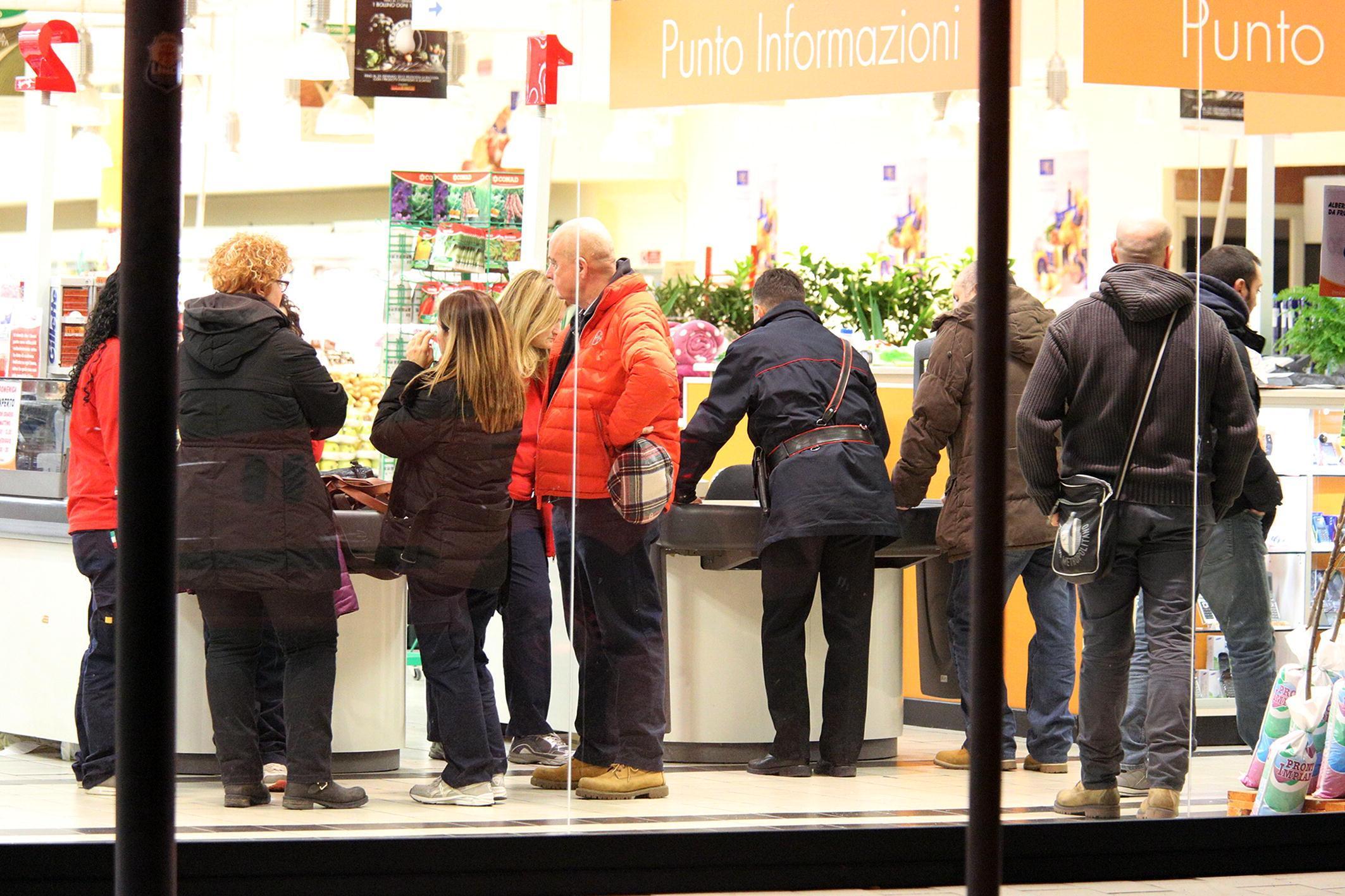 L'intervento dei carabinieri dopo la rapina alla Conad di Pieve a Ripoli