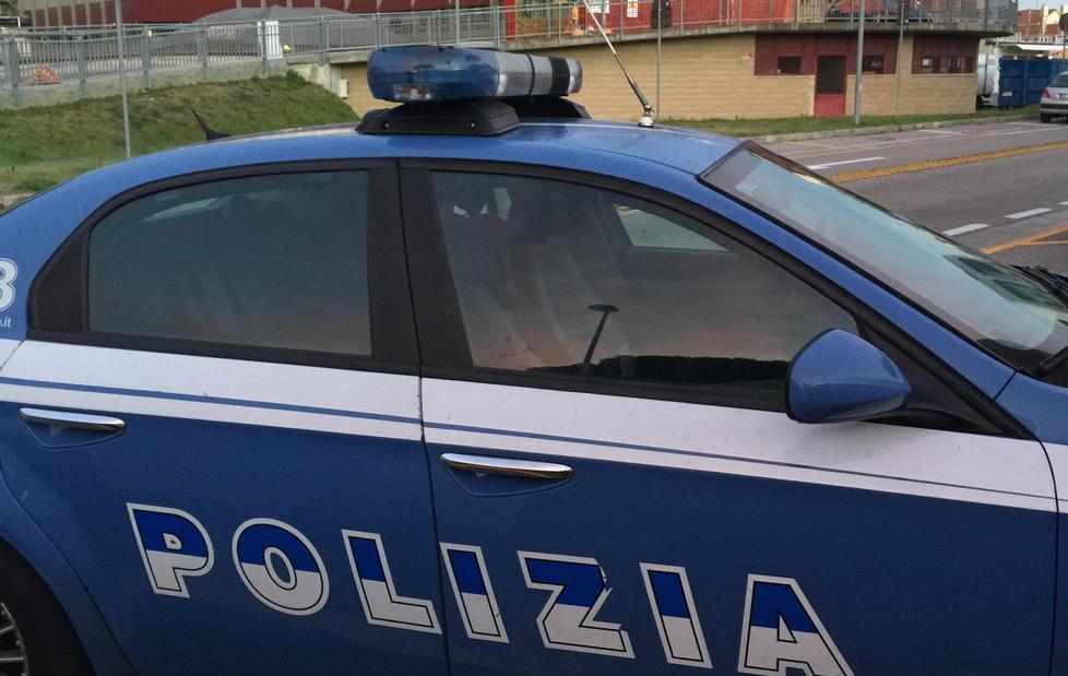 Tentano furto all’Ekom, caccia a due ladri 