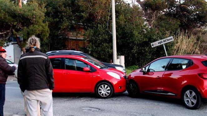 Via dei Pelaghi, frontale tra due auto
