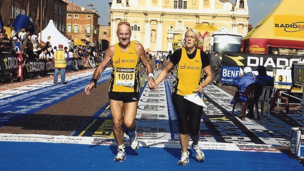 Un matrimonio di corsa lungo cento maratone 