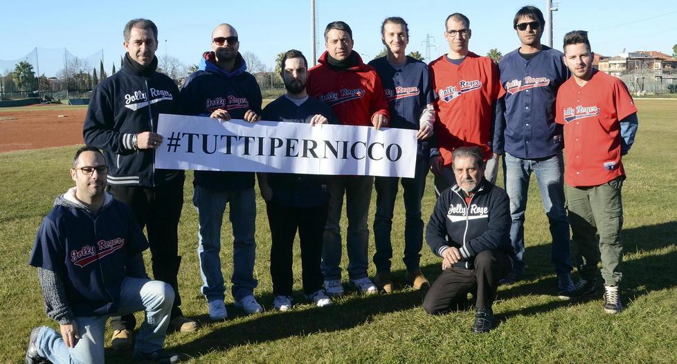 I compagni di squadra di Niccolò Biscontri posano con lo striscione #tuttipernicco (foto Agenzia Bf)