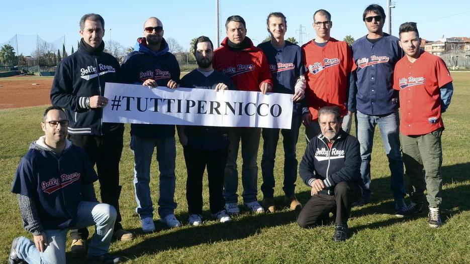 I compagni di squadra di Niccolò Biscontri posano con lo striscione #tuttipernicco (foto Agenzia Bf)