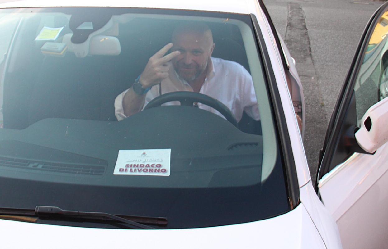 Il sindaco al volante della sua auto bianca (Pentafoto)