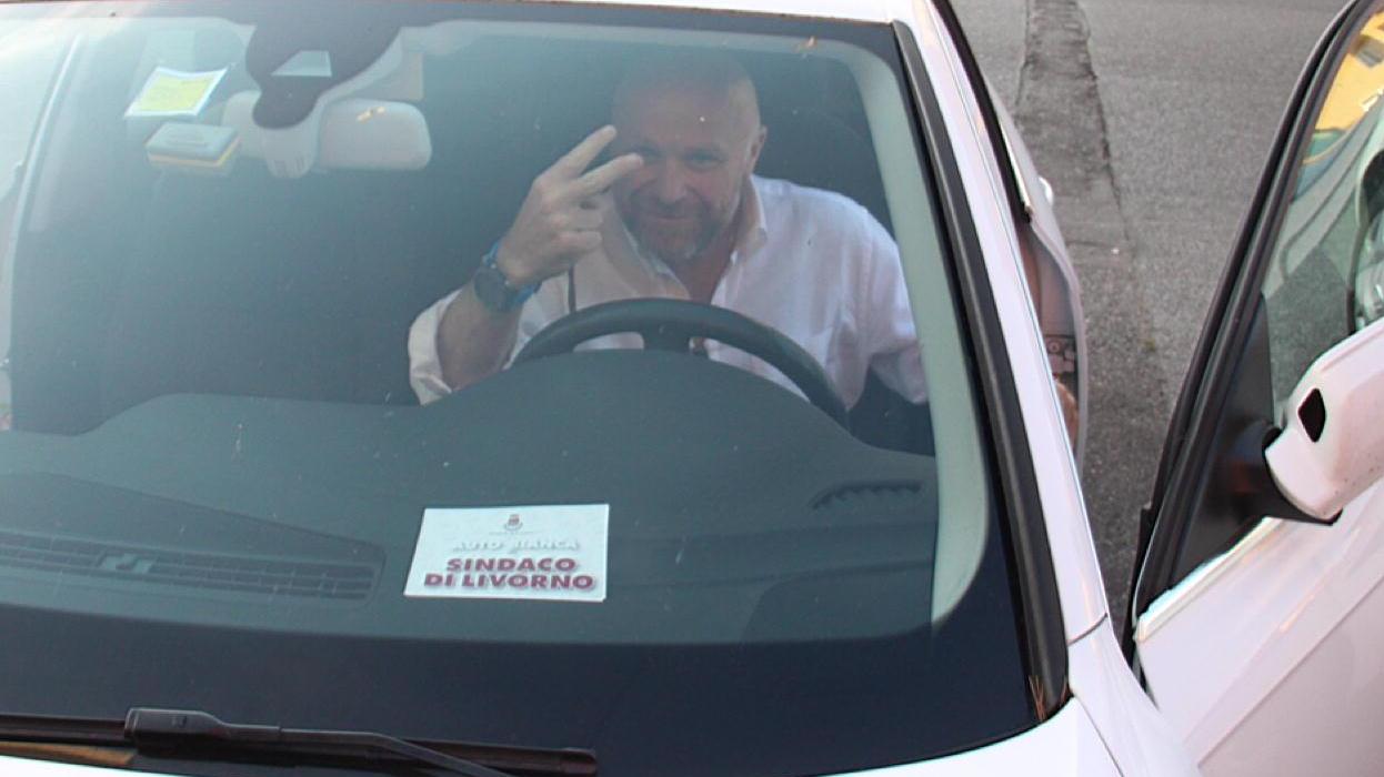 Il sindaco al volante della sua auto bianca (Pentafoto)