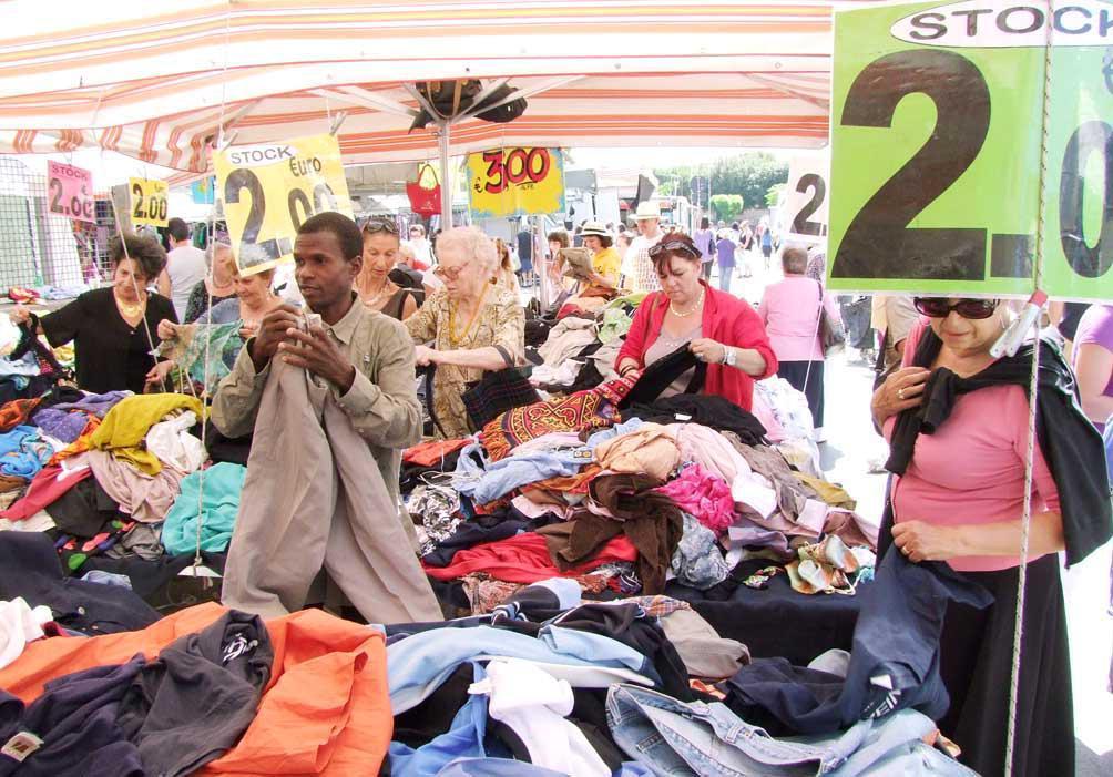 Il mercato settimanale del mercoledì a Piombino (foto Pabar)