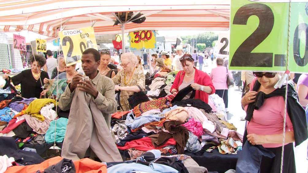 Il mercato settimanale del mercoledì a Piombino (foto Pabar)