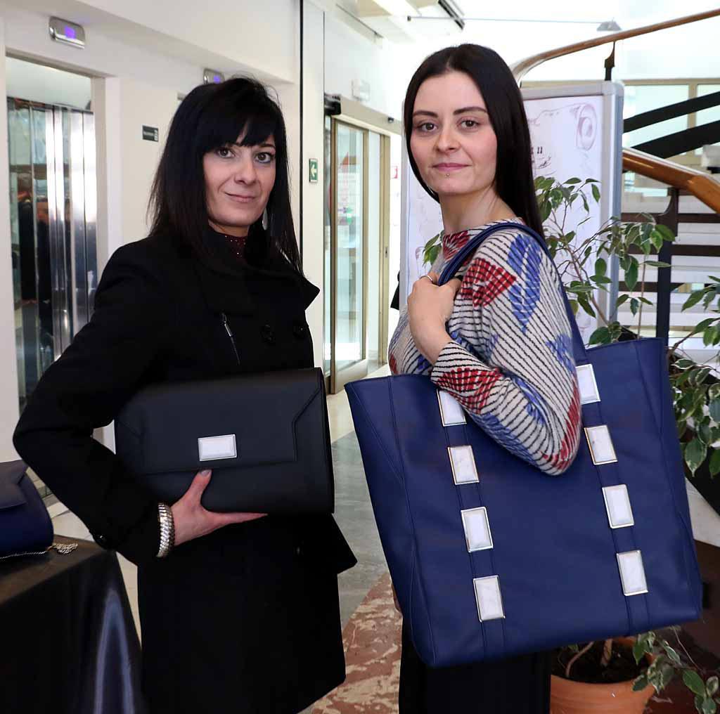 Le borse rifinite con elementi in marmo