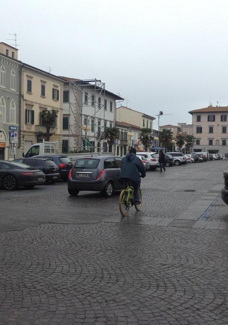 Un scorcio di piazza Matteotti a Santa Croce