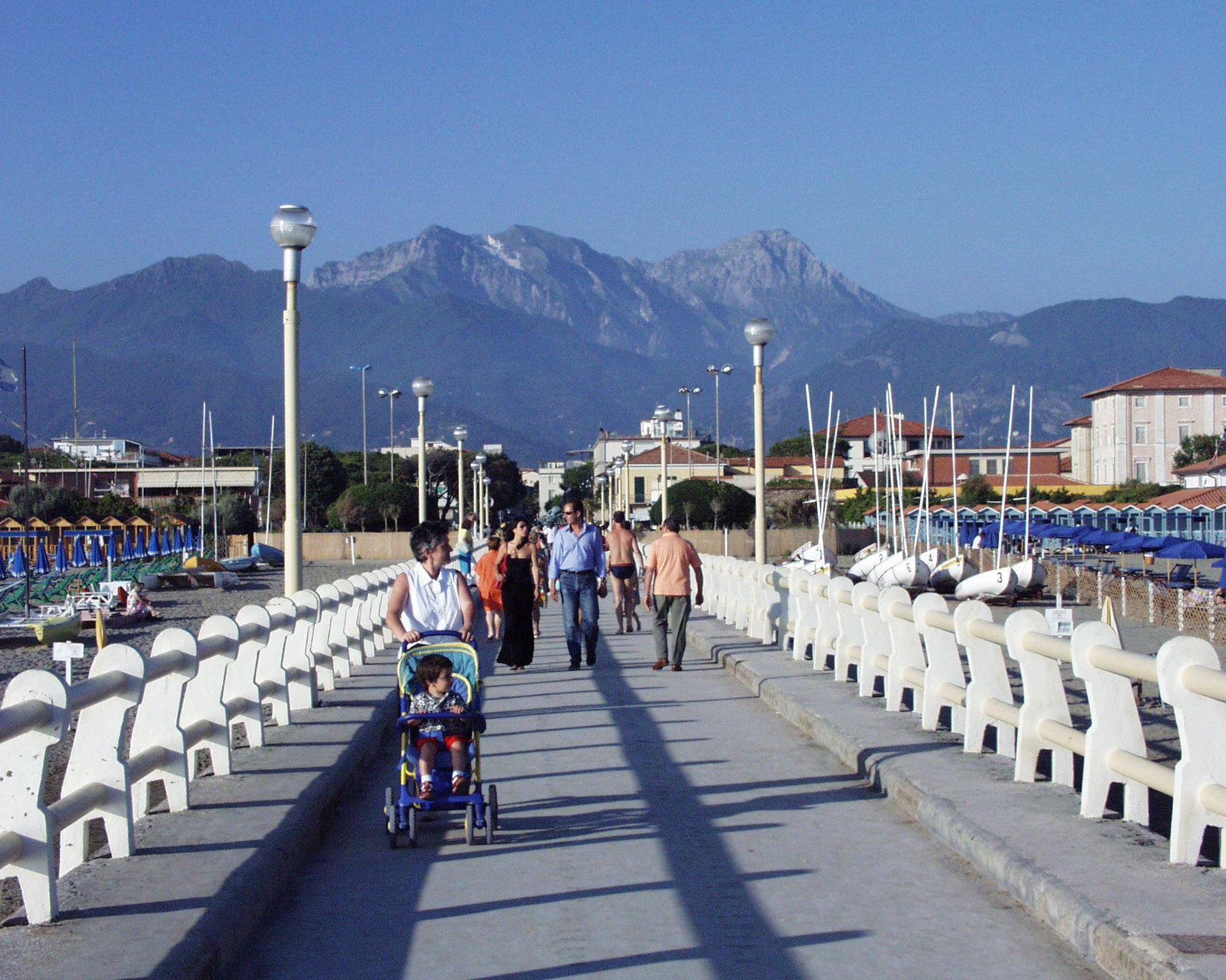 Il Pontile e sullo sfondo le Apuane: una immagine-cartolina di Forte dei Marmi