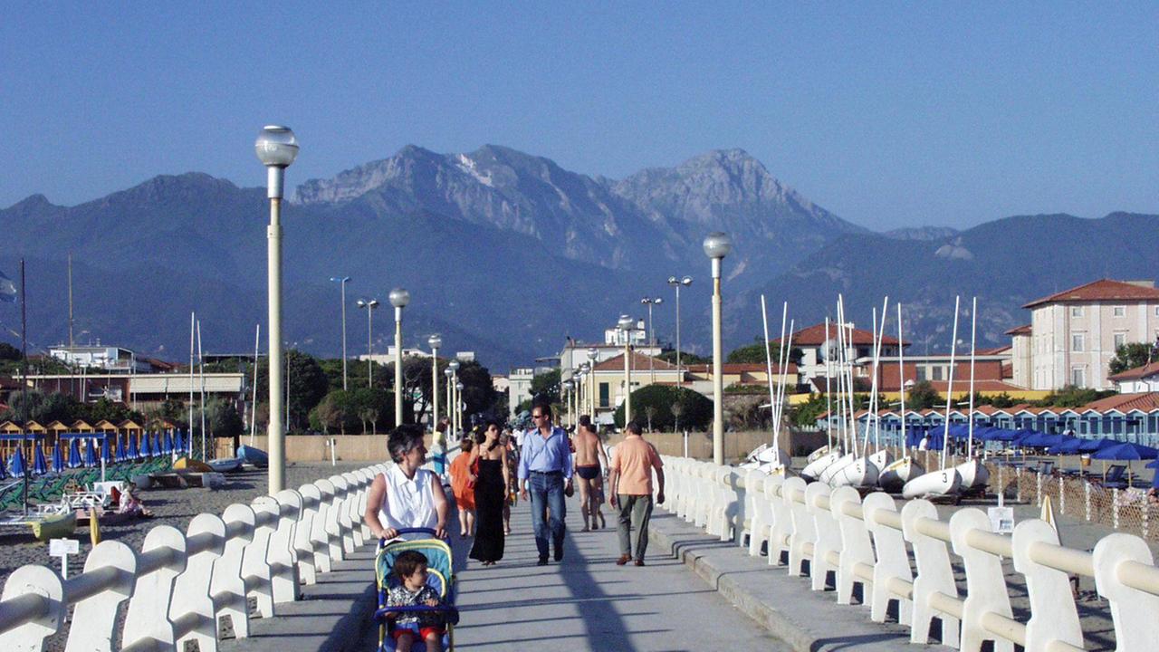 Il Pontile e sullo sfondo le Apuane: una immagine-cartolina di Forte dei Marmi