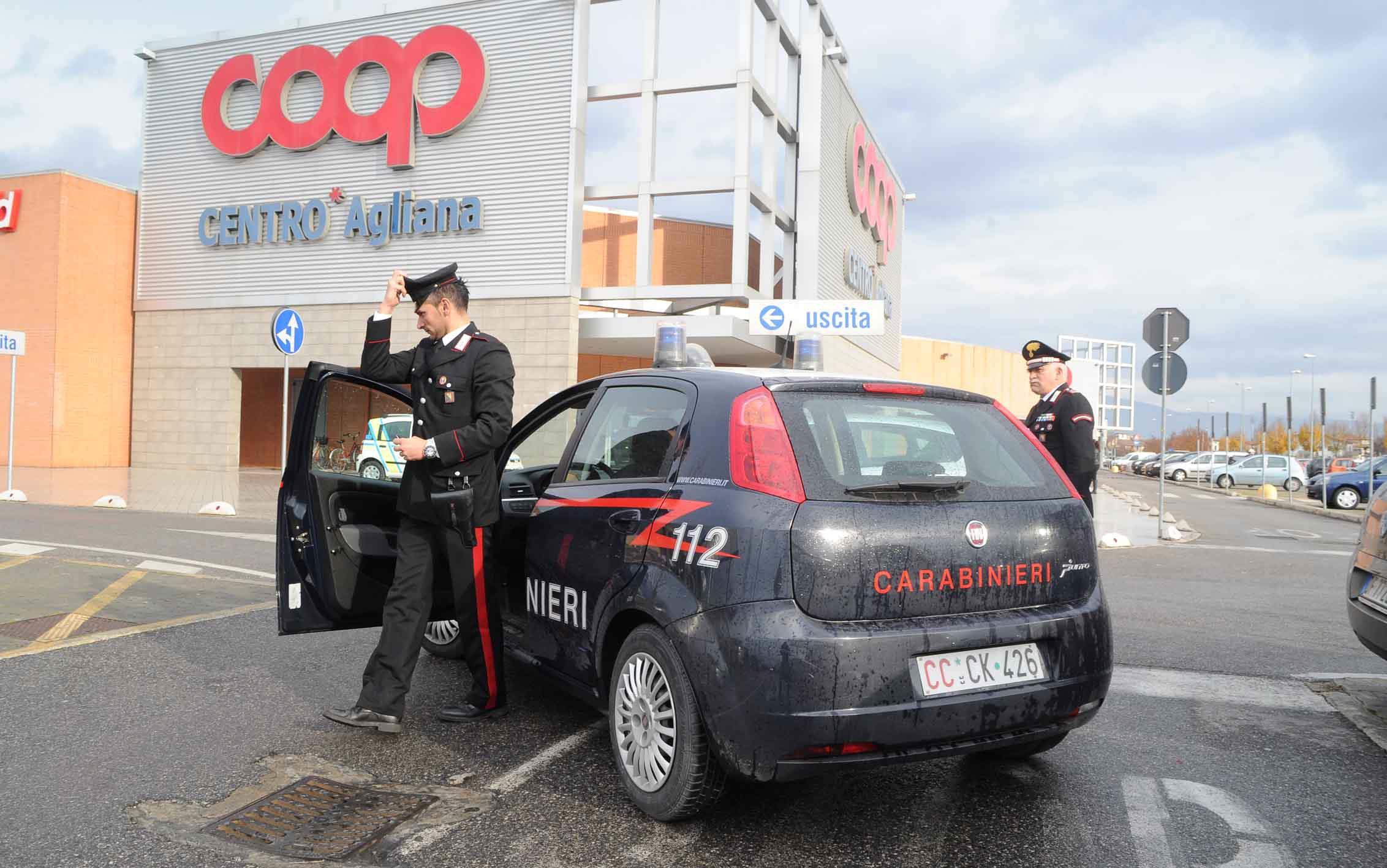 Carabinieri al centro commerciale Coop e Mediaworld di Agliana (foto Gori)